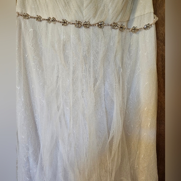 Vera Wang Wedding Gown - Picture 8 of 16